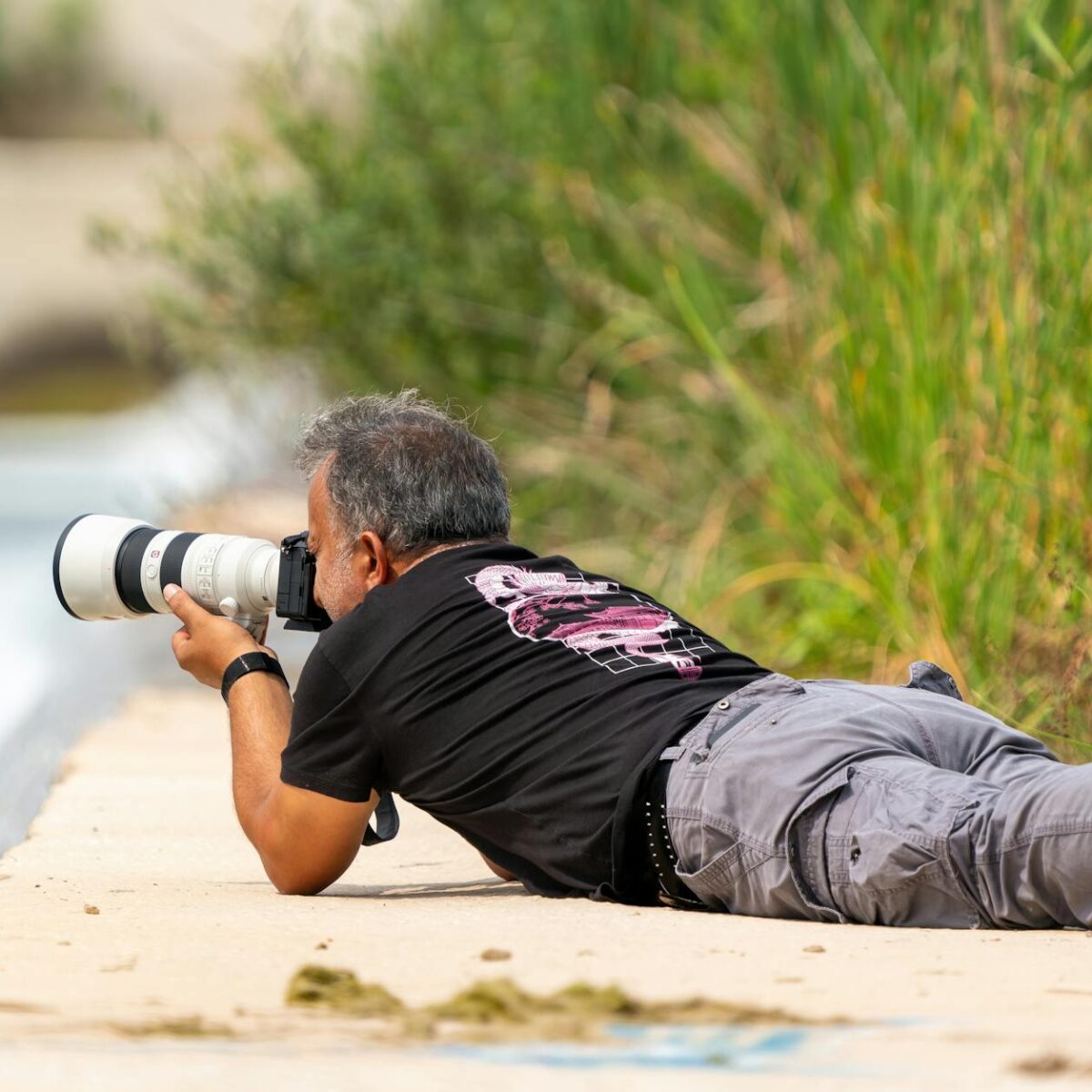 Para 10 ideias de poses para fotos na praia (sozinha e casal), explore ângulos criativos, use a luz natural a seu favor e int