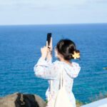 Para acessórios indispensáveis como bolsas de palha, cangas e bijuterias, é fundamental escolher peças que combinem funcional