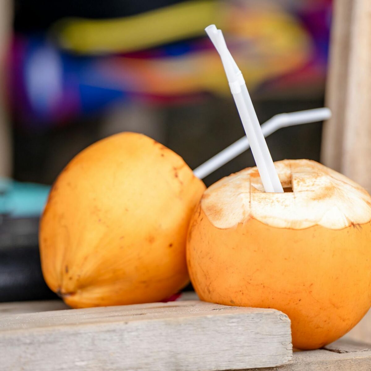 Para Água de coco: benefícios e por que é a melhor hidratação, a água de coco é uma fonte natural e rica em eletrólitos essen