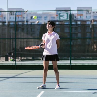 Para iniciar no Beach Tennis, é fundamental conhecer as regras básicas, como pontuação (15-30-40-game), saque por baixo e a p