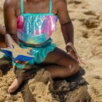 Para entreter as crianças longe das telas com brincadeiras na areia, explore atividades como castelos de areia temáticos, caç