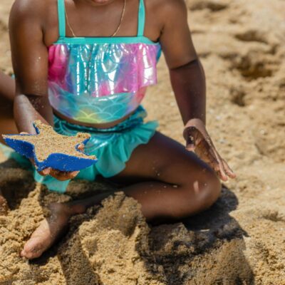 Para entreter as crianças longe das telas com brincadeiras na areia, explore atividades como castelos de areia temáticos, caç