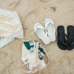 Para calçados para praia, a escolha ideal geralmente recai sobre chinelos e rasteirinhas, que oferecem praticidade e ventilaç