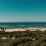 Para desvendar o Caribe Brasileiro, Maragogi (Alagoas) e Arraial do Cabo (Rio de Janeiro) são destinos imperdíveis, oferecend