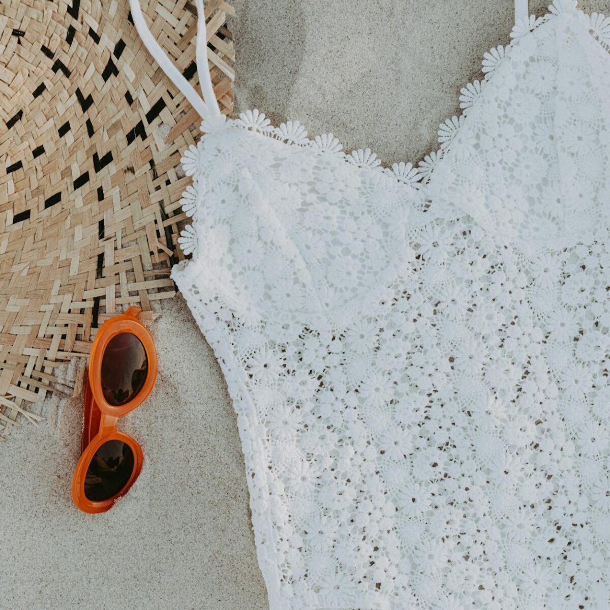 Para escolher chapéus de praia que protegem mais e combinam com você, considere modelos com abas largas (7cm+), materiais com