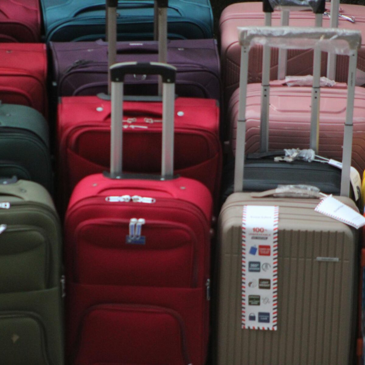 Para montar a mala de praia perfeita para 7 dias, inclua 3-4 biquínis/sungas, 7-8 peças de roupa leve e versátil, 2-3 saídas