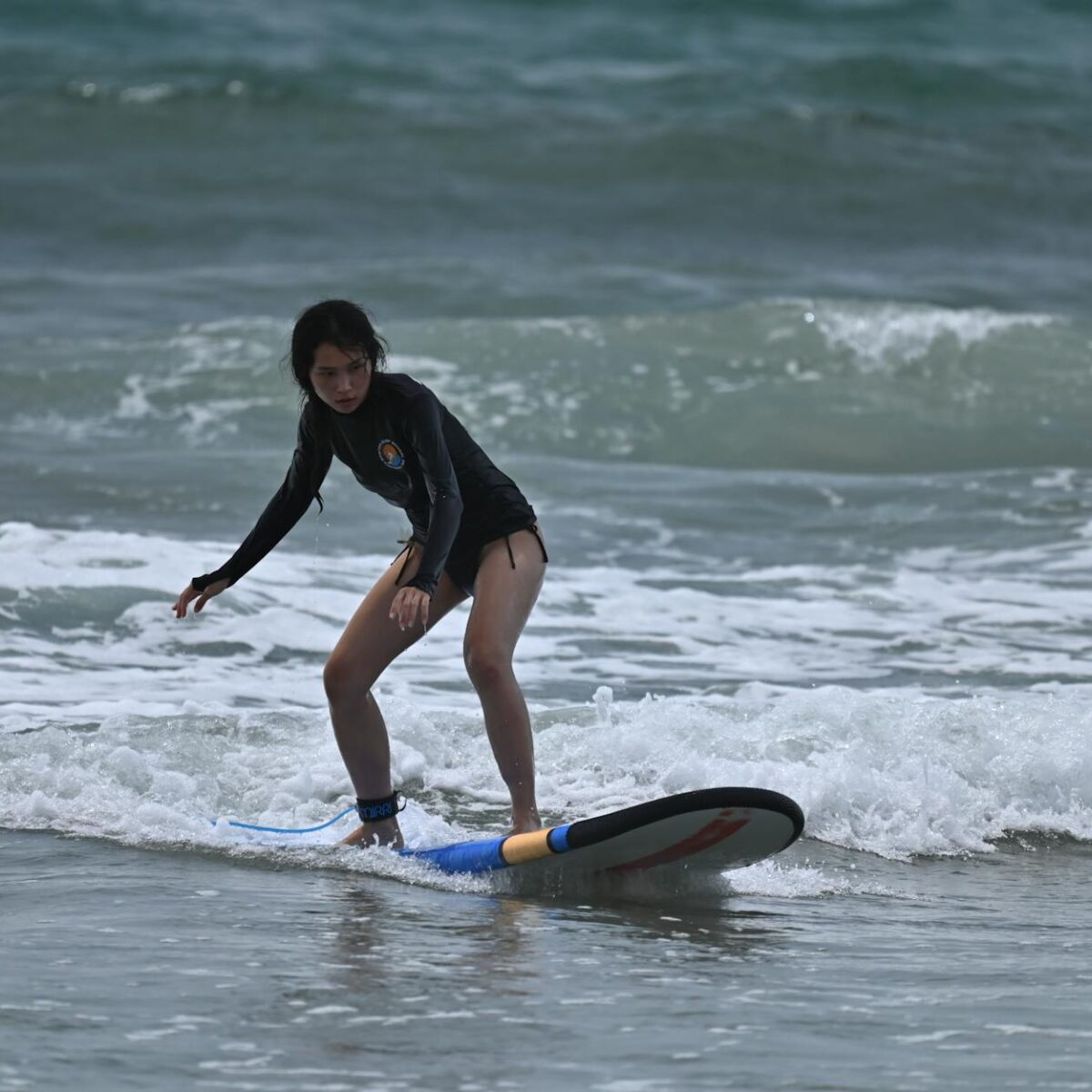 Para aprender a surfar, o guia para a primeira aula envolve entender o equipamento básico, escolher uma boa escola e instruto