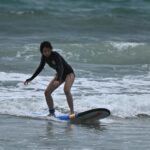 Para aprender a surfar, o guia para a primeira aula envolve entender o equipamento básico, escolher uma boa escola e instruto