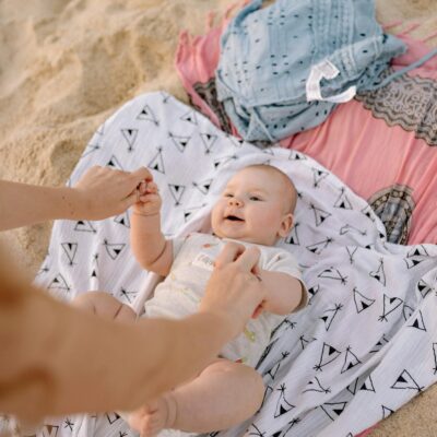 Para lidar com assaduras e irritações de areia em bebês, é crucial limpar a pele gentilmente com água doce após o contato, ap