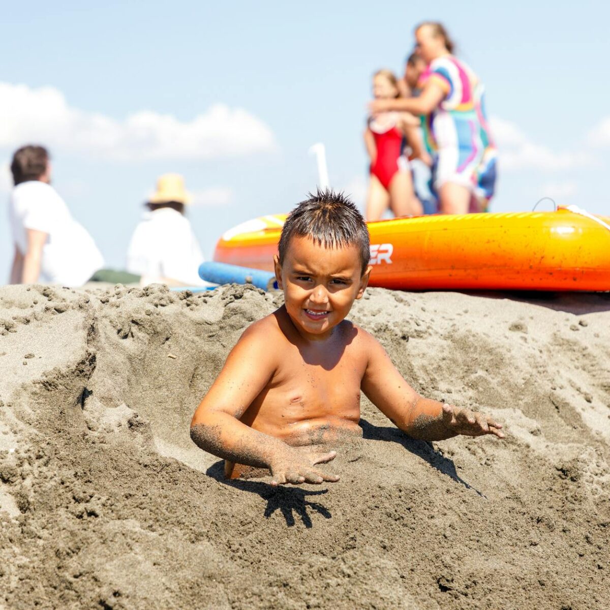 Para proteger as crianças do sol, a abordagem mais eficaz é a combinação inteligente de roupas com proteção UV e protetor sol