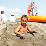 Para proteger as crianças do sol, a abordagem mais eficaz é a combinação inteligente de roupas com proteção UV e protetor sol