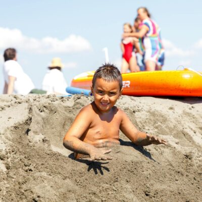 Para proteger as crianças do sol, a abordagem mais eficaz é a combinação inteligente de roupas com proteção UV e protetor sol