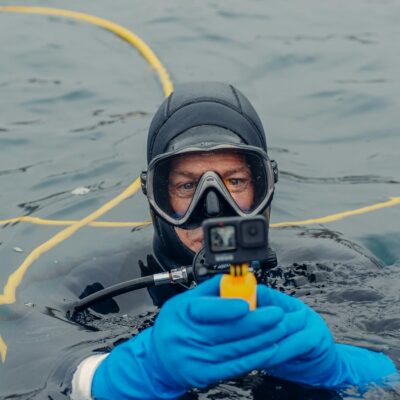 Para tirar fotos embaixo d'água com GoPro ou capa estanque, prepare seu equipamento verificando vedação e bateria. Utilize as