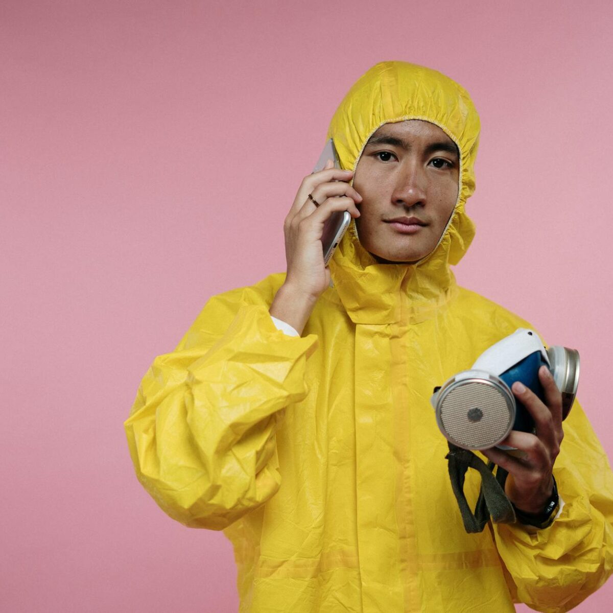 Para proteger o celular e a chave do carro na areia, utilize bolsas impermeáveis ou sacos ziploc, mantenha-os dentro de mochi