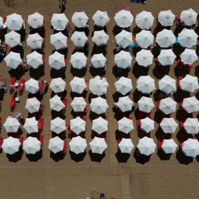 Para fotografia com drone na praia, é fundamental conhecer as regras da ANAC e legislações locais sobre zonas de voo e privac