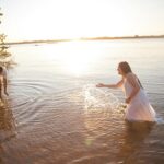 Para *ideias de fotos criativas em família na areia*, explore poses divertidas como saltos sincronizados, pegadas na areia, f
