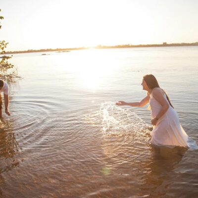 Para *ideias de fotos criativas em família na areia*, explore poses divertidas como saltos sincronizados, pegadas na areia, f
