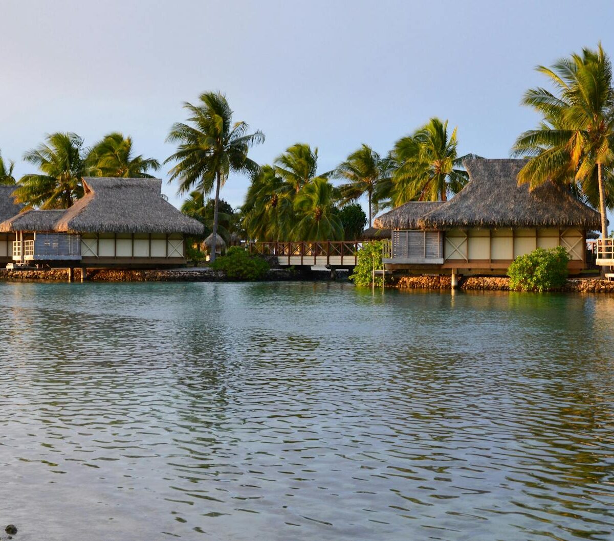 Para escolher entre Maldivas e Bora Bora, considere que Maldivas se destaca pela privacidade romântica e mergulho em atóis de