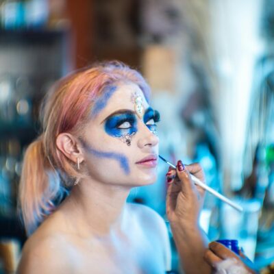 Para ter uma maquiagem para praia que realmente funcione e resista à água e ao suor, é essencial investir em produtos especif