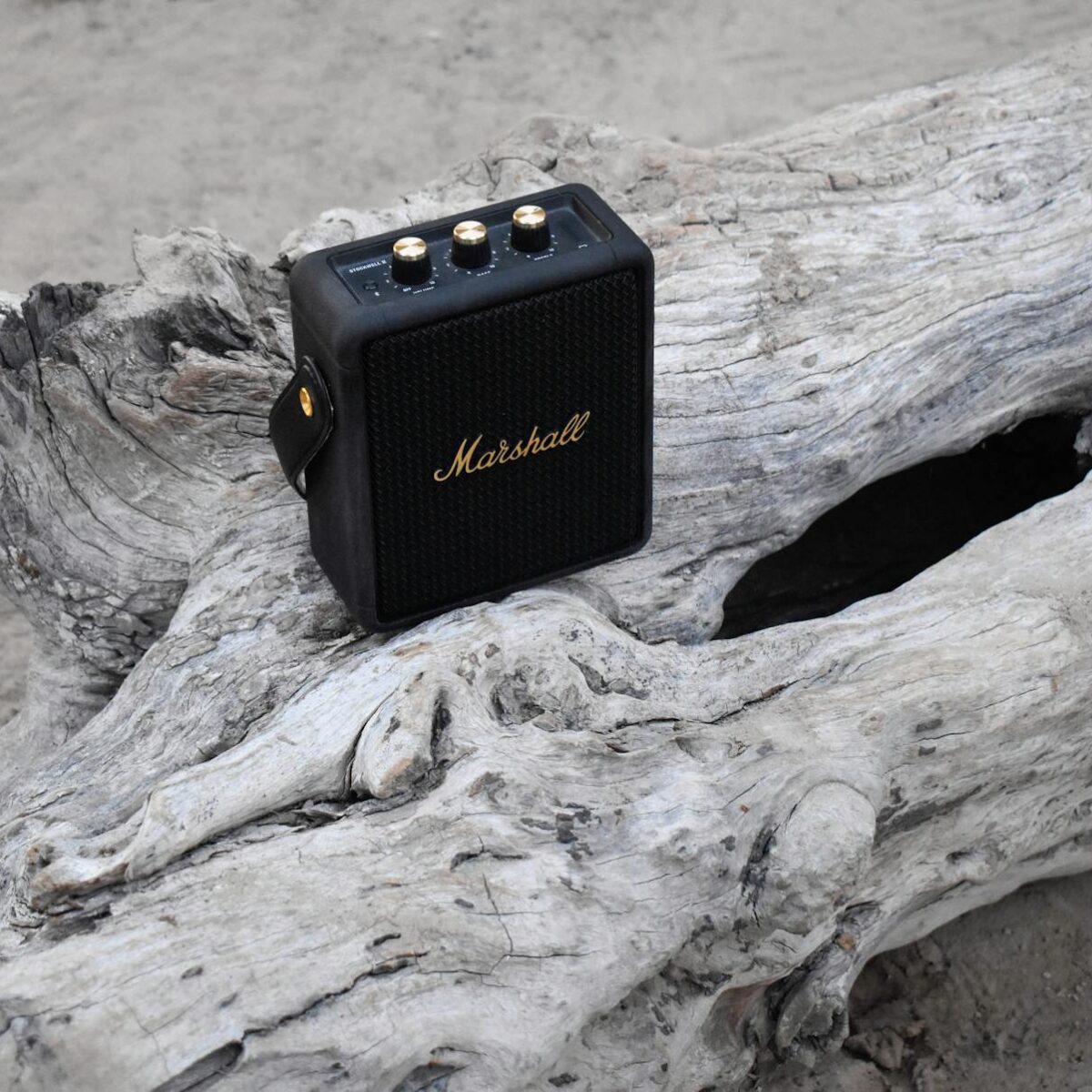 Para as melhores caixas de som à prova d'água para curtir o mar, considere modelos com certificação IP67 ou superior, bateria