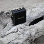 Para as melhores caixas de som à prova d'água para curtir o mar, considere modelos com certificação IP67 ou superior, bateria