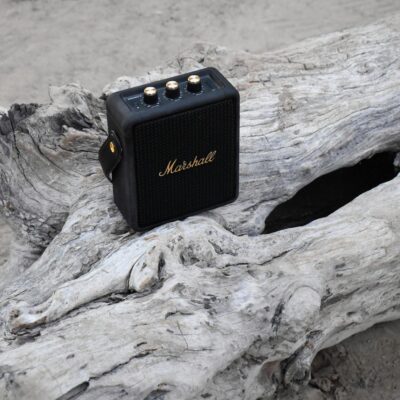 Para as melhores caixas de som à prova d'água para curtir o mar, considere modelos com certificação IP67 ou superior, bateria