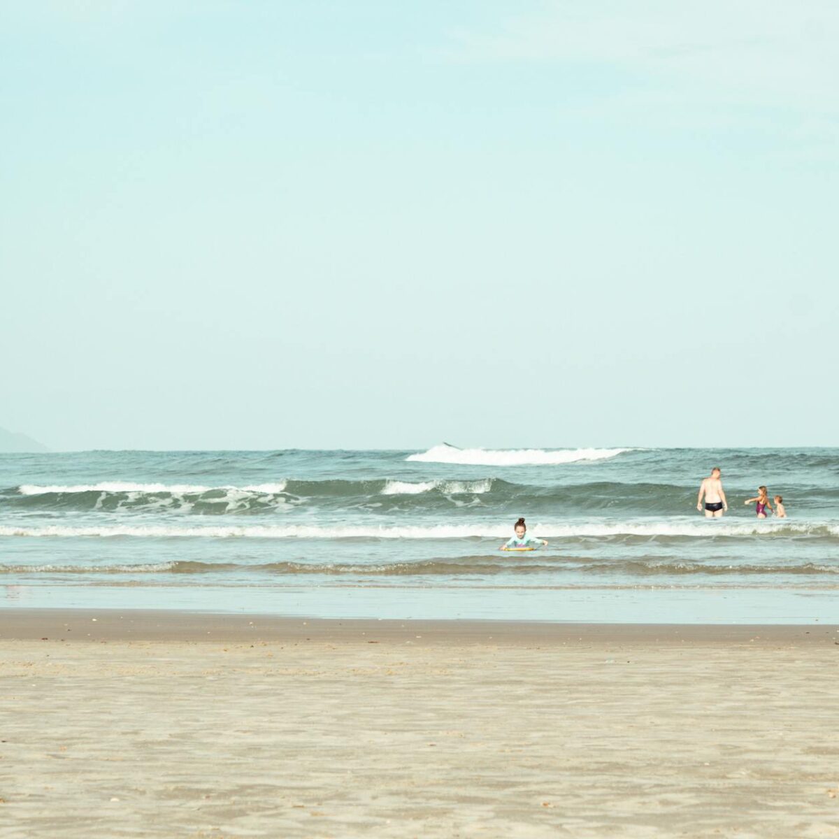 Para encontrar as melhores praias do Brasil para ir com crianças (águas calmas), considere destinos como Porto de Galinhas (P