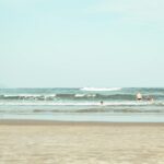 Para encontrar as melhores praias do Brasil para ir com crianças (águas calmas), considere destinos como Porto de Galinhas (P