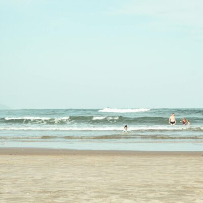 Para encontrar as melhores praias do Brasil para ir com crianças (águas calmas), considere destinos como Porto de Galinhas (P