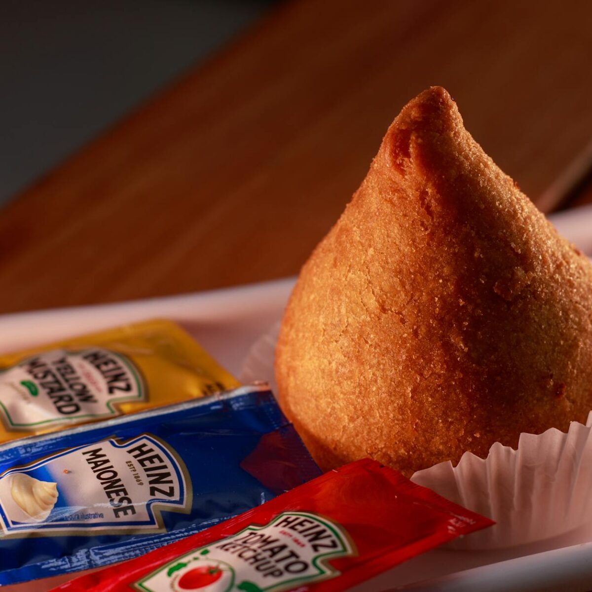 Para os melhores petiscos de praia do Brasil, destacam-se o camarão frito, pastel de feira, milho cozido, queijo coalho assad