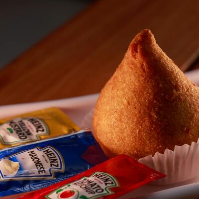 Para os melhores petiscos de praia do Brasil, destacam-se o camarão frito, pastel de feira, milho cozido, queijo coalho assad