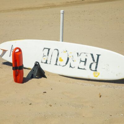 Para evitar intoxicação alimentar ao comer na areia, é crucial adotar medidas preventivas rigorosas. Mantenha alimentos bem r