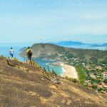 Para iniciantes em praias de nudismo pelo mundo, é fundamental pesquisar locais com boa reputação, entender as regras de etiq