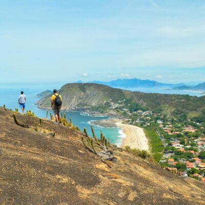 Para iniciantes em praias de nudismo pelo mundo, é fundamental pesquisar locais com boa reputação, entender as regras de etiq