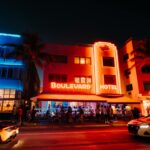 Para praias para mochileiros na América do Sul, destinos econômicos incluem El Ñuro no Peru, Montañita no Equador, e a costa