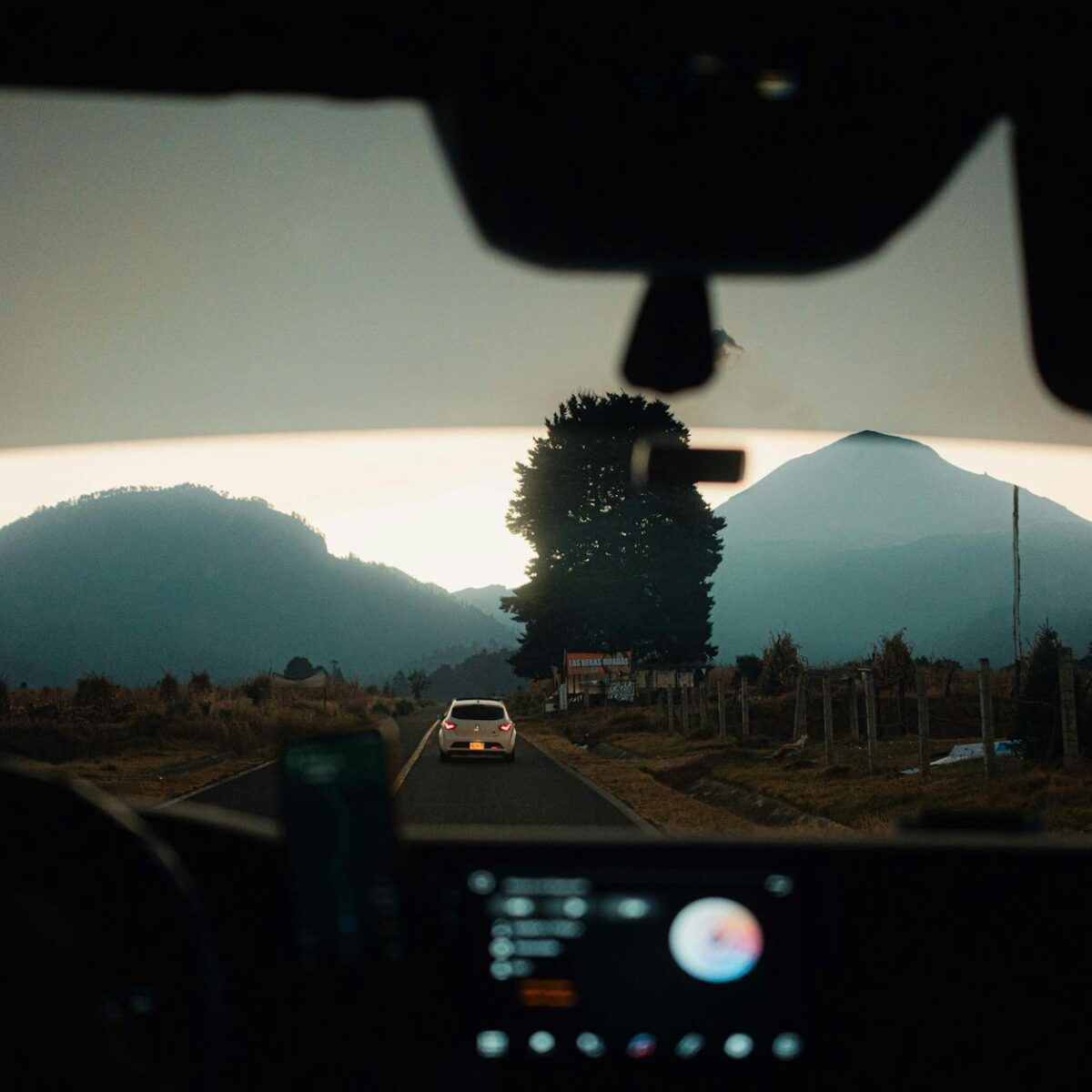 Para um roteiro de carro pelo litoral de Santa Catarina, comece planejando a rota, considerando a duração da viagem e as prin