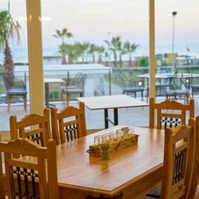 Para ir da areia ao restaurante com estilo utilizando saídas de praia, escolha peças versáteis como kaftans, chemises, vestid