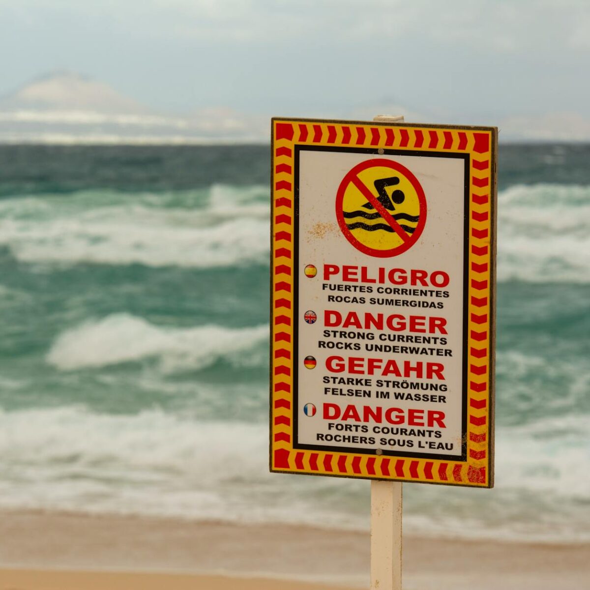 Para identificar correntes de retorno e garantir sua segurança no mar, observe a coloração da água, a ausência de ondas, a mo