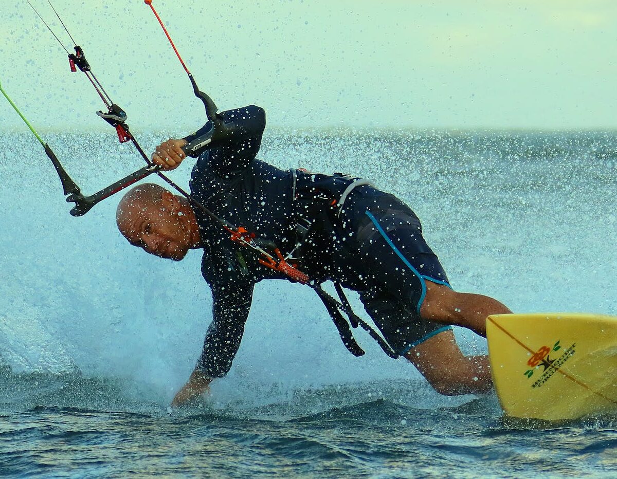 Para Stand Up Paddle (SUP): dicas de equilíbrio para novatos, comece ajoelhado, mantenha o olhar no horizonte e o core ativad