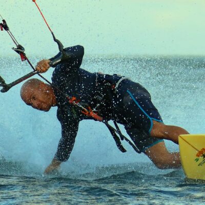 Para Stand Up Paddle (SUP): dicas de equilíbrio para novatos, comece ajoelhado, mantenha o olhar no horizonte e o core ativad