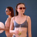 Para as tendências de biquíni e maiô para o próximo verão, espere ver uma forte influência de cores vibrantes, recortes estra