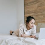 Usar notebook sobre cama ou sofá pode causar danos internos