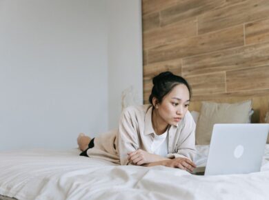 Usar notebook sobre cama ou sofá pode causar danos internos