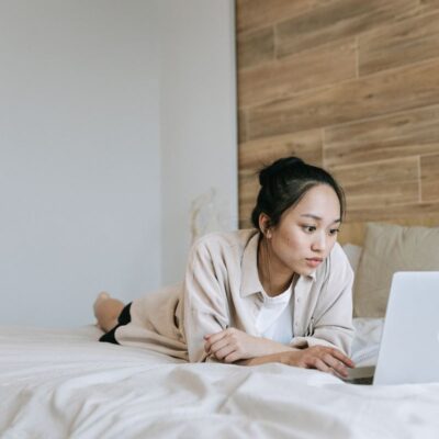 Usar notebook sobre cama ou sofá pode causar danos internos