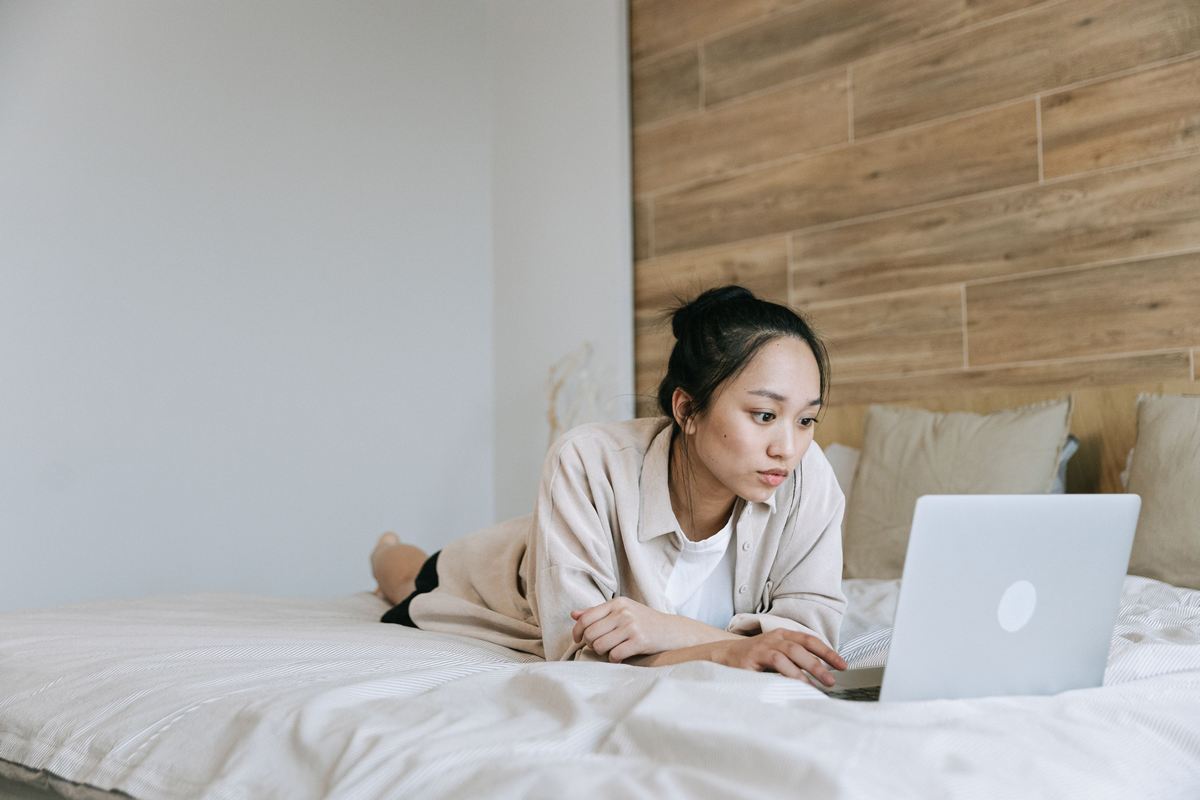 Usar notebook sobre cama ou sofá pode causar danos internos